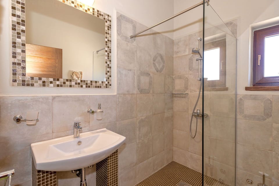 Luxury Villa | Bathroom | Shower, free toiletries, hair dryer, towels