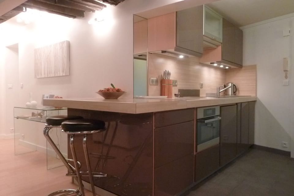 Fully equipped open-plan kitchen with high-standard amenities