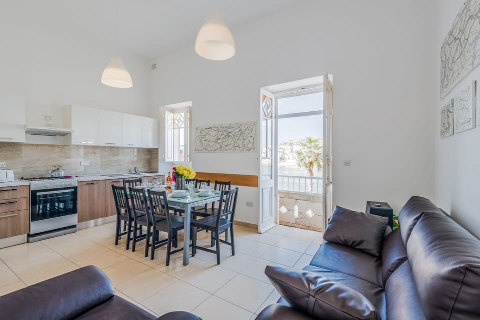 Fully Equipped Kitchen / Living / Dining.