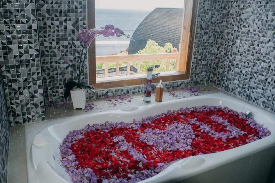 Junior Suite Room | Bathroom | Separate tub and shower, deep soaking tub, free toiletries, hair dryer