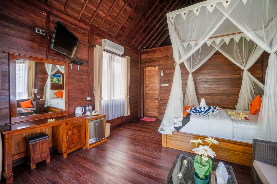 Deluxe Double Room with Bathtub | In-room safe, desk, free WiFi, bed sheets