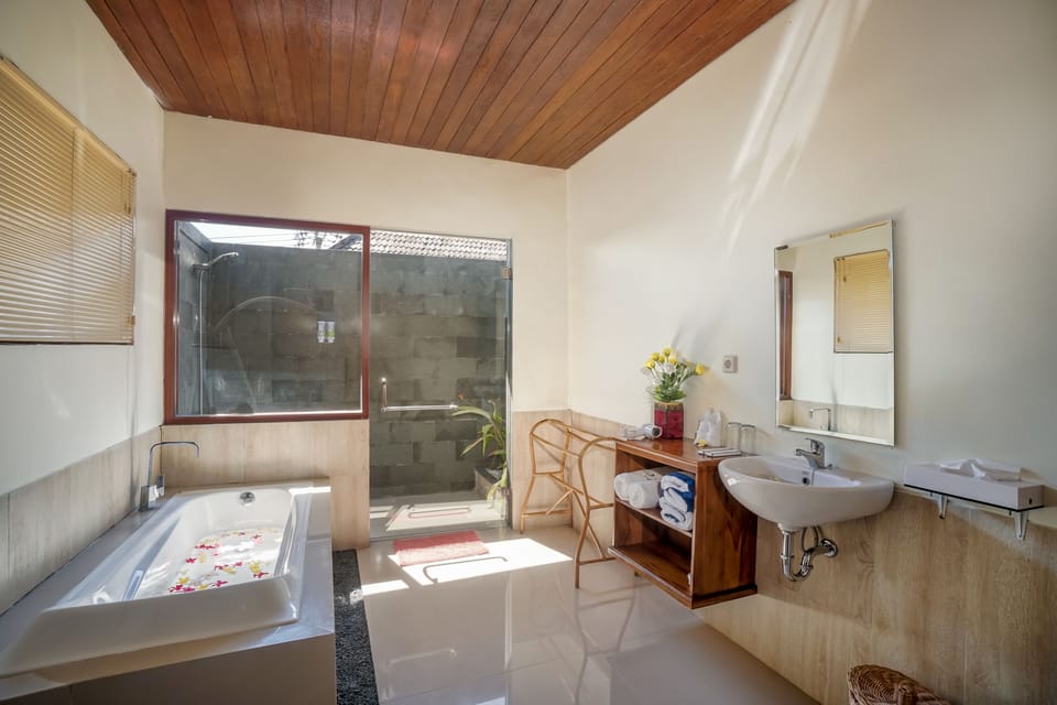 Deluxe Double Room with Bathtub | Bathroom | Separate tub and shower, deep soaking tub, free toiletries, hair dryer
