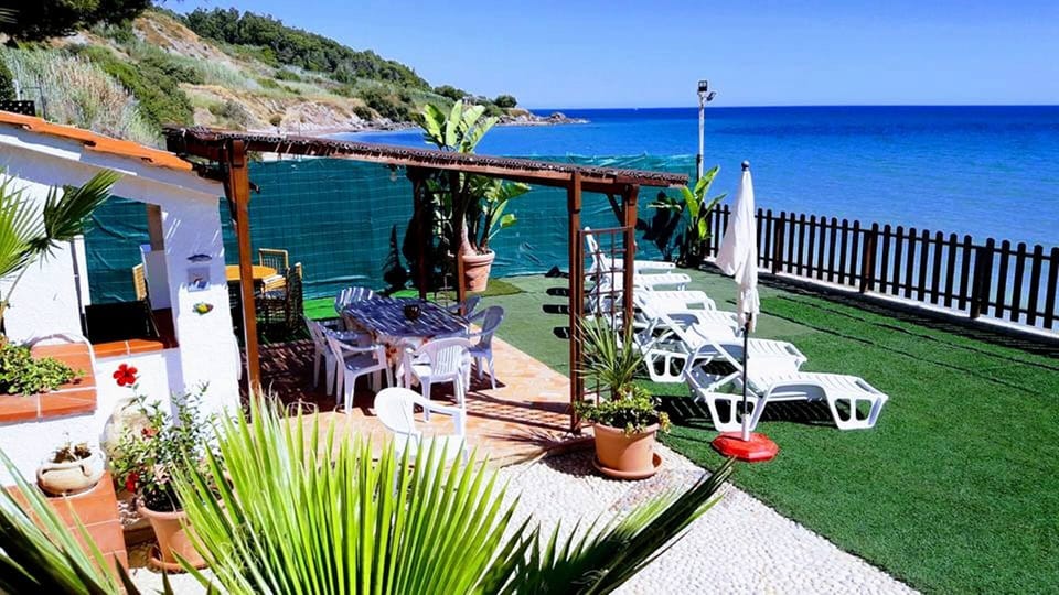 Terrazza sul mare (Angolo cottura, frigo, bbq, sala da pranzo, zona prendisole)