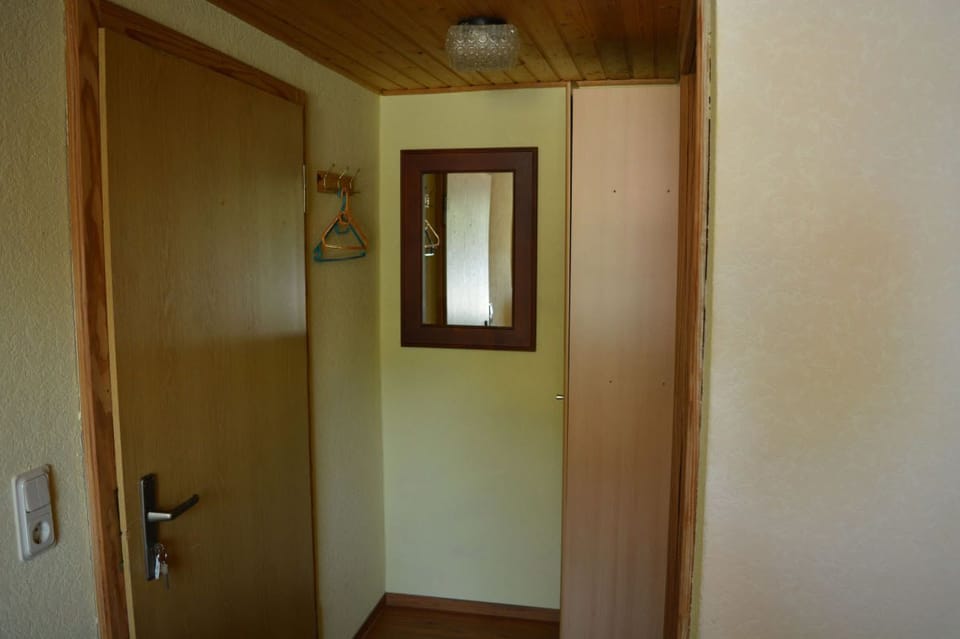 Basic Twin Room | Desk, free WiFi, bed sheets