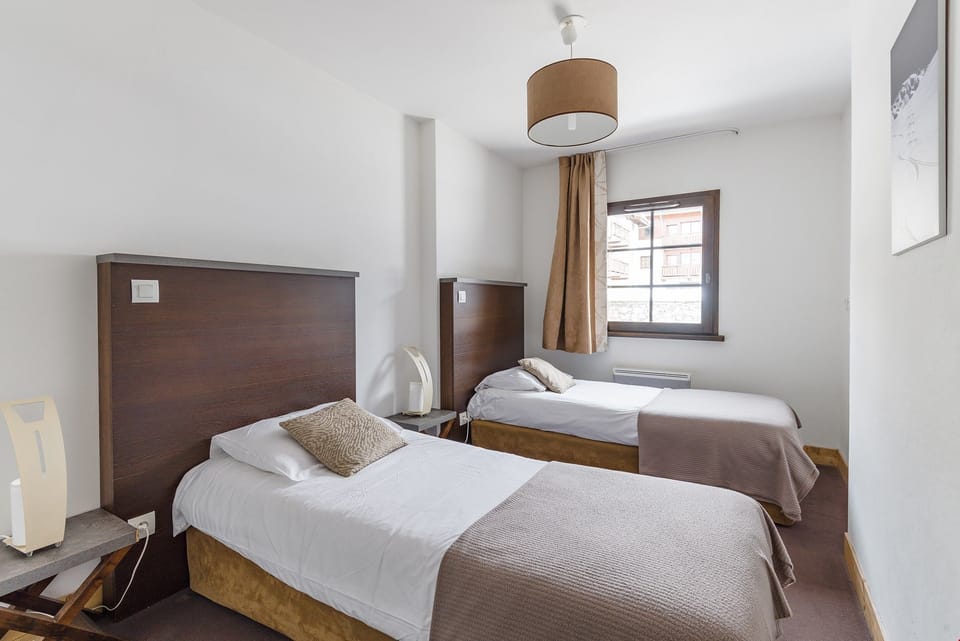 Two bedrooms each feature 2 Single beds.