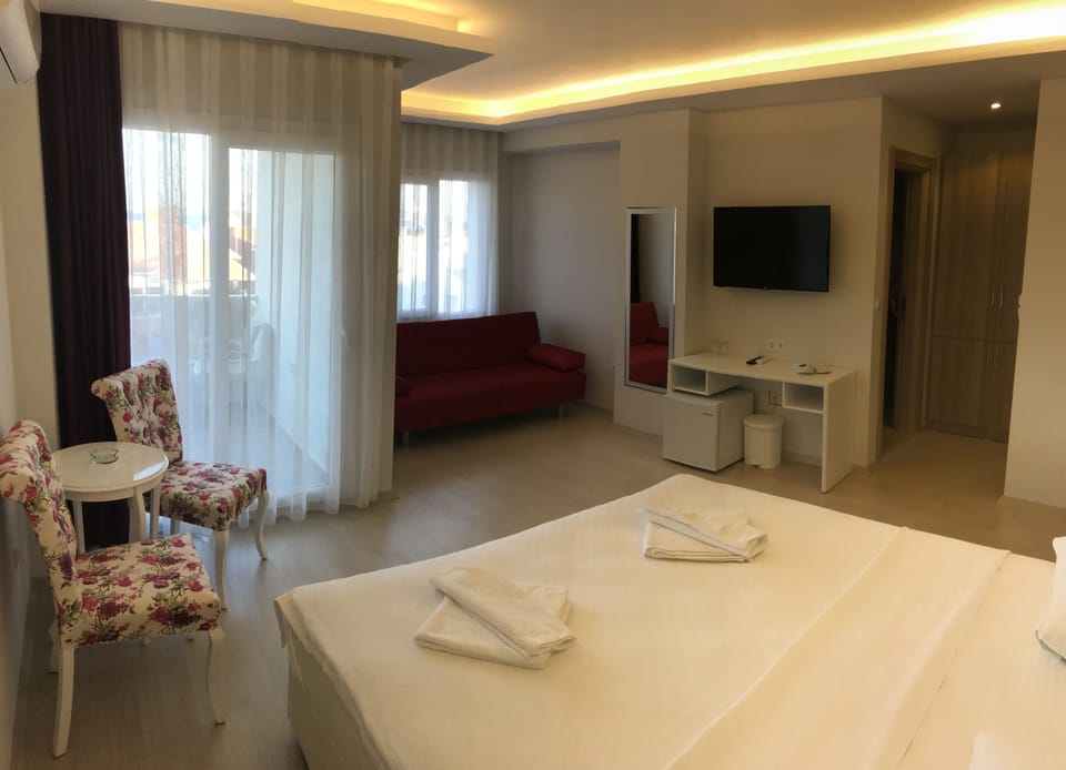 Deluxe Room, Sea View | Premium bedding, desk, blackout drapes, soundproofing