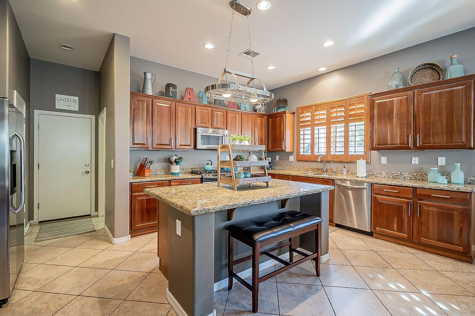 Fully equipped kitchen, nice large prep island with seating.