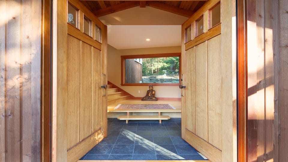 Entry w/dual pivoting doors..