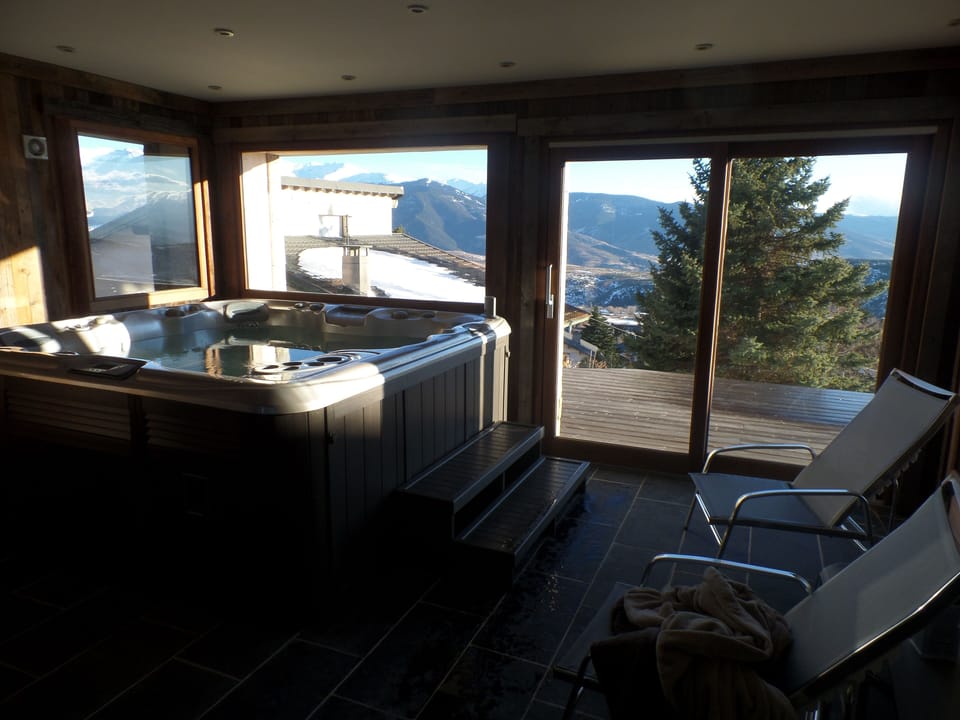 Spa: Jacuzzi, sauna, and shower