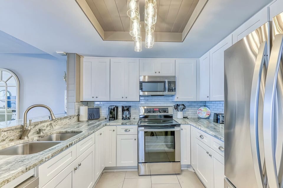 Full kitchen with plenty of amenities