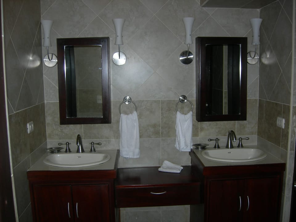 Second Master bedroom bathroom area