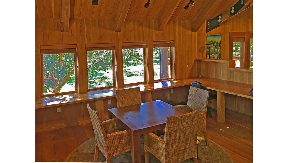 Eat-in kitchen table