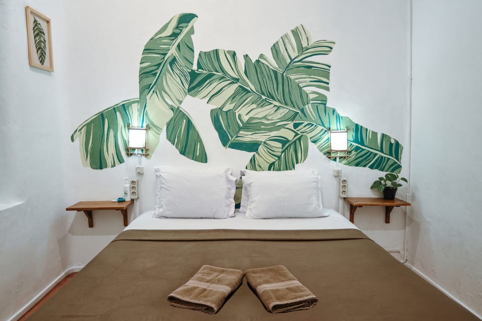Basic Room, 1 Queen Bed, Shared Bathroom | Iron/ironing board, free WiFi, bed sheets