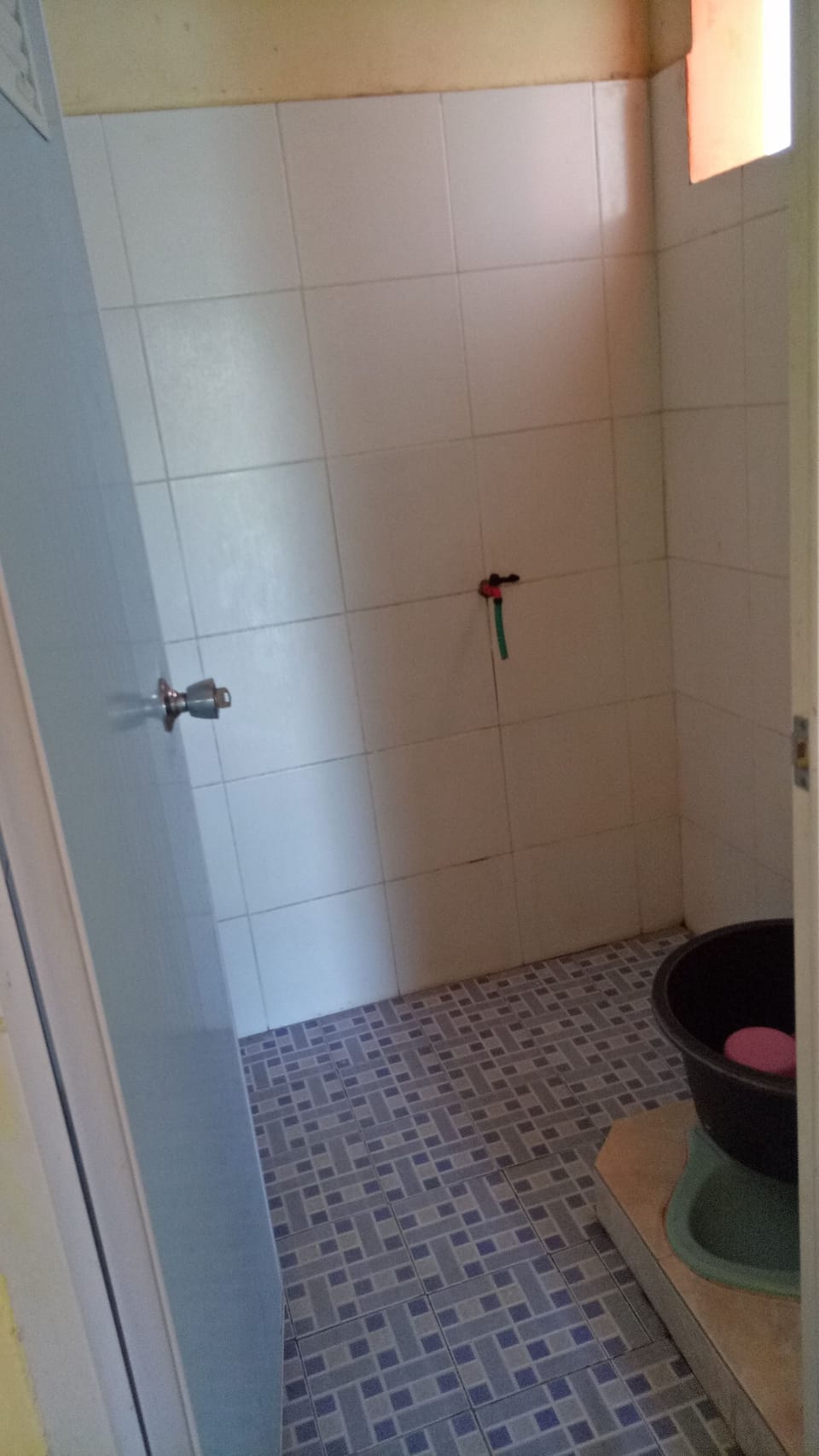 Standard Twin Room, 2 Twin Beds, Smoking | Bathroom | Shower, free toiletries, towels
