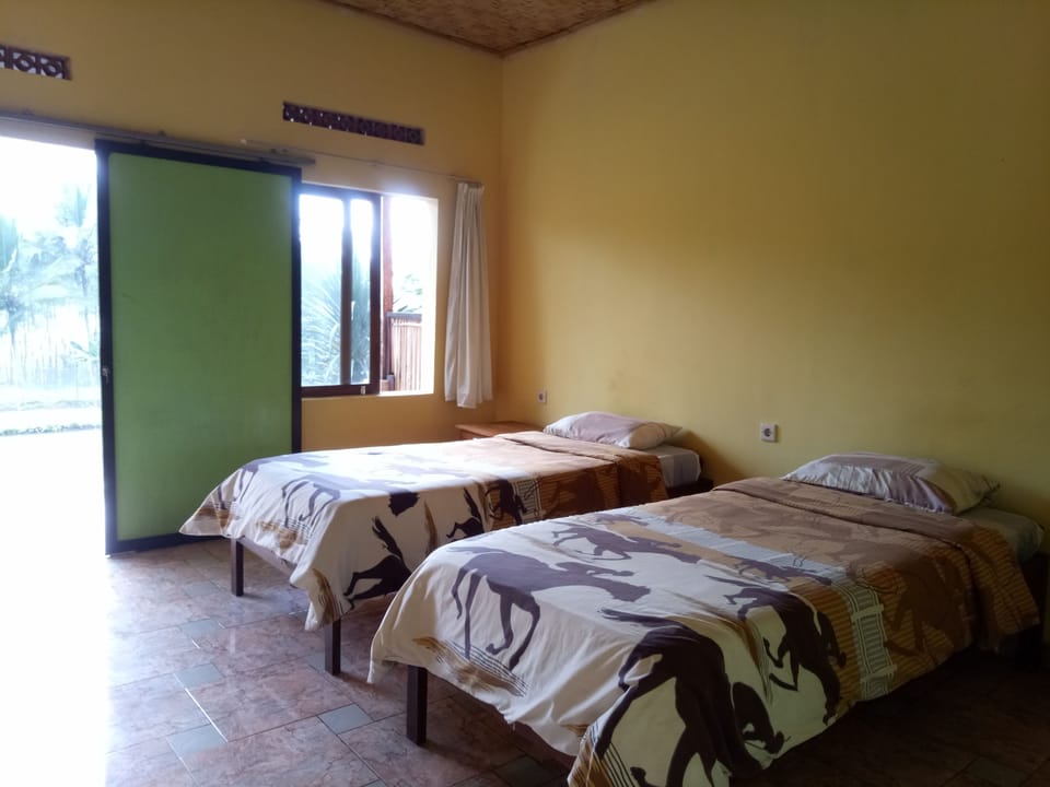 Standard Twin Room, 2 Twin Beds, Smoking | Rollaway beds, bed sheets