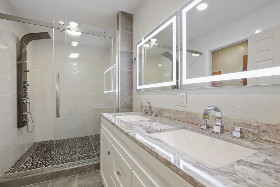  Luxurious en-suite master bath with rain shower 36 sq. ft shower!