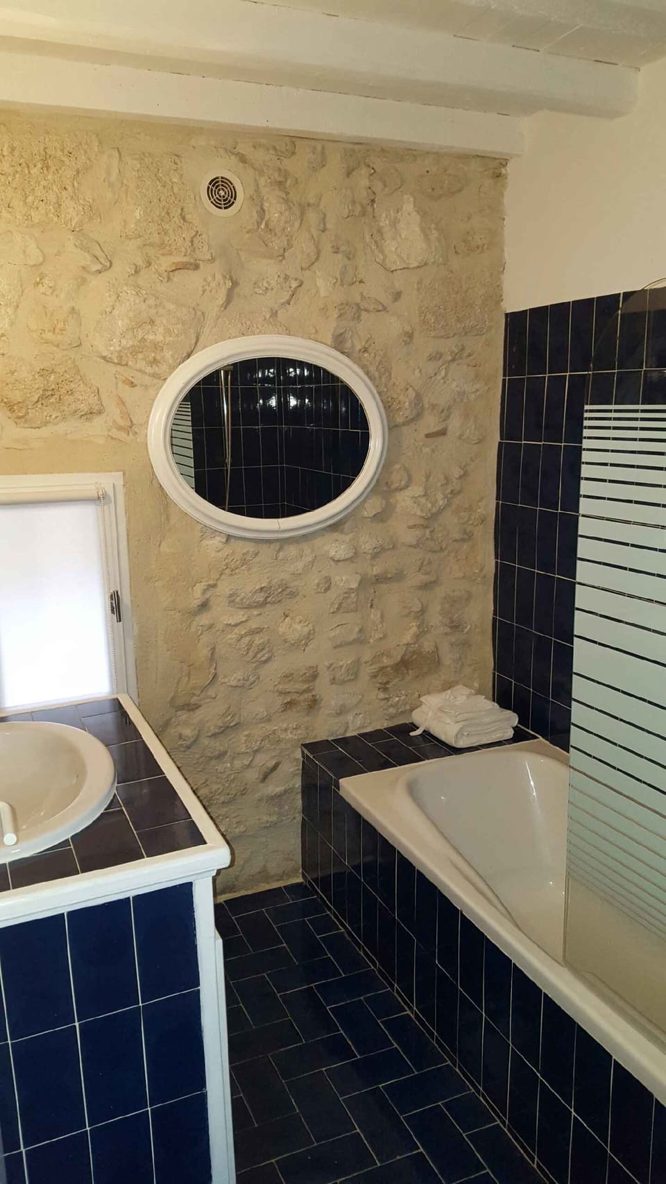 Comfort Room (Le Ventoux) | Bathroom | Free toiletries, hair dryer, towels