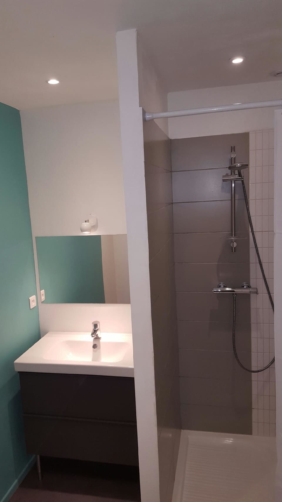 Comfort Room (L'Alpilles) | Bathroom | Free toiletries, hair dryer, towels