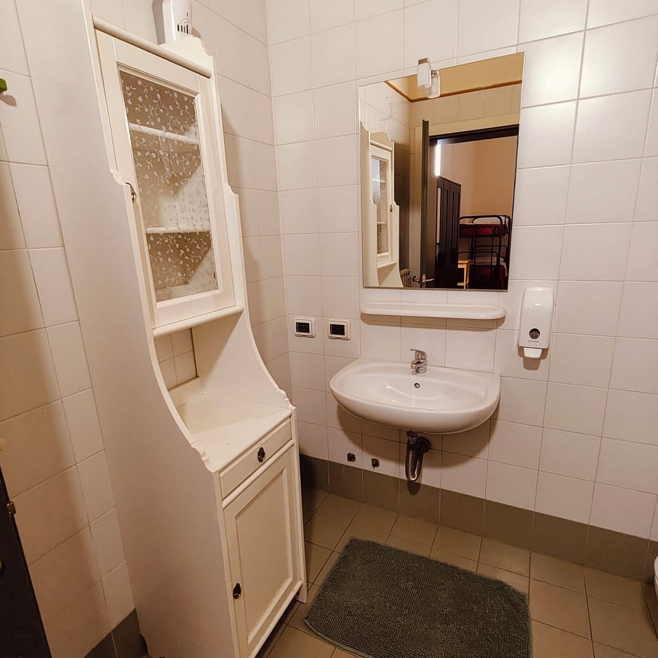 Comfort Room, 1 Bedroom, Private Bathroom | Hypo-allergenic bedding, in-room safe, desk, blackout drapes