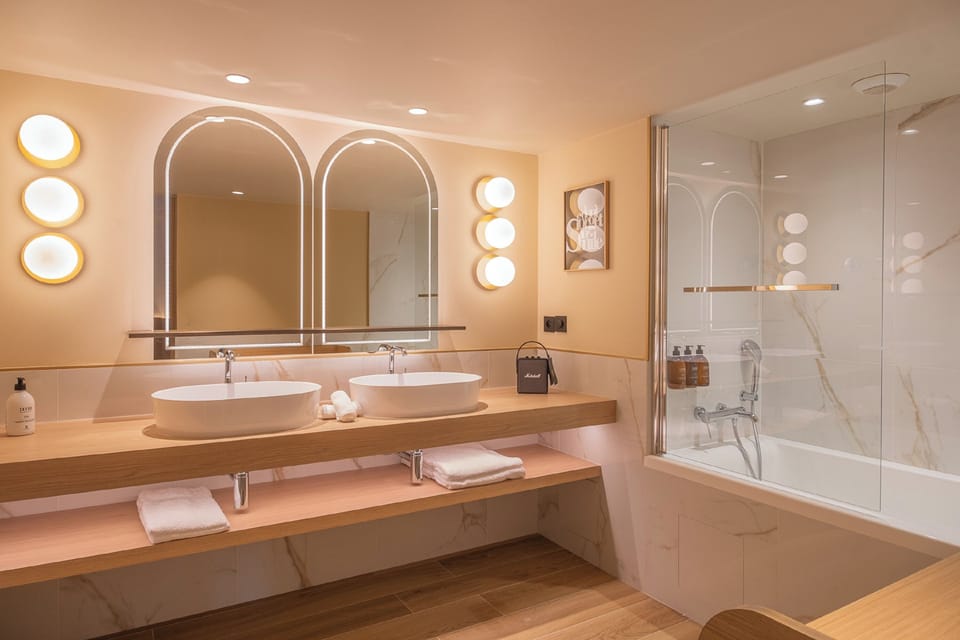 Suite | Bathroom | Shower, rainfall showerhead, free toiletries, hair dryer