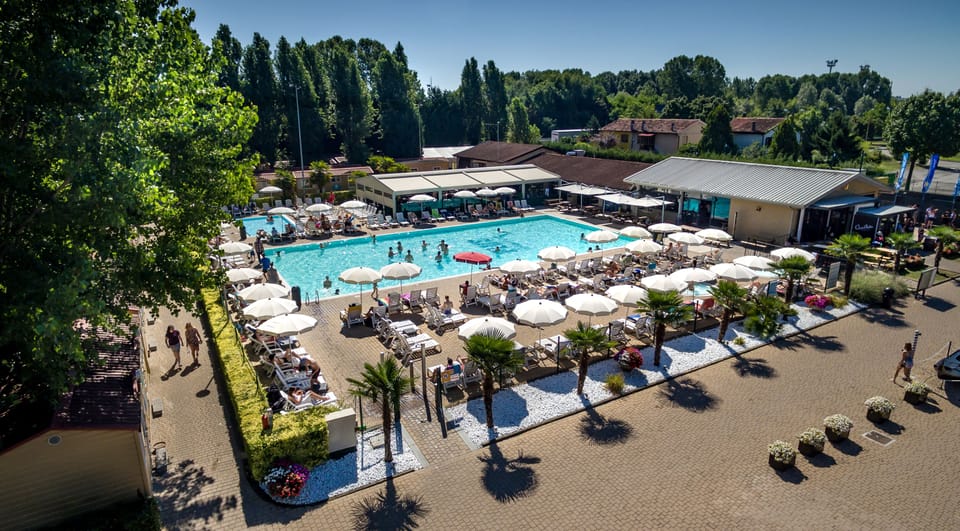 Poolside bar