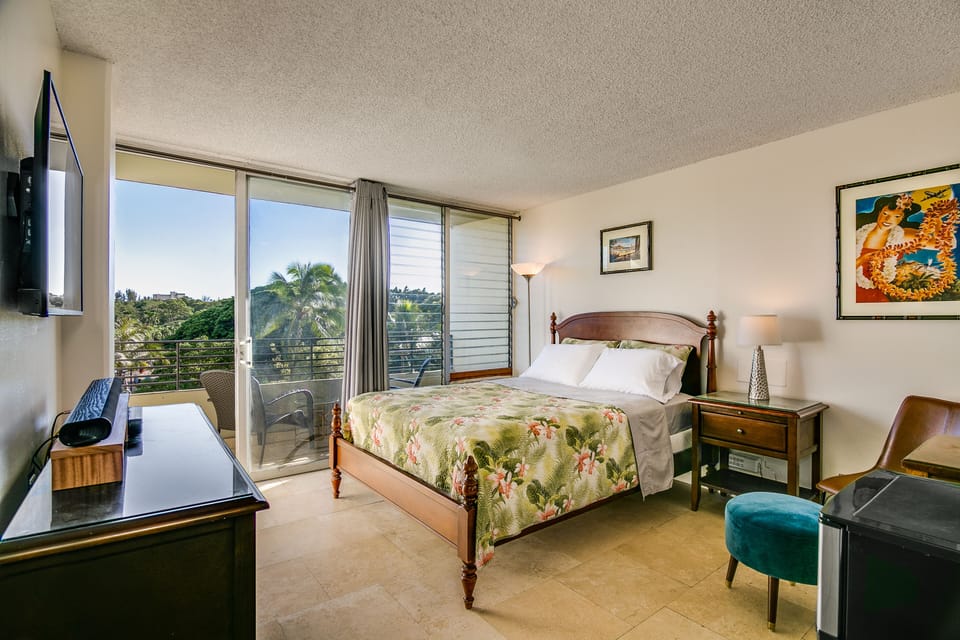 Queen Bed Studio