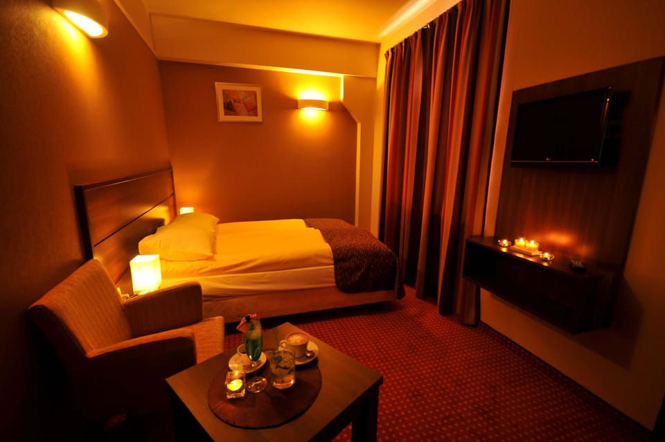 Minibar, in-room safe, desk, laptop workspace