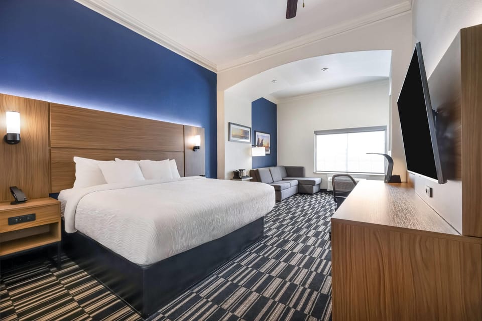 Deluxe Room, 1 King Bed, Accessible, Non Smoking (Mobility/Hearing, Bathtub w/Grab Bars) | Premium bedding, desk, laptop workspace, blackout drapes