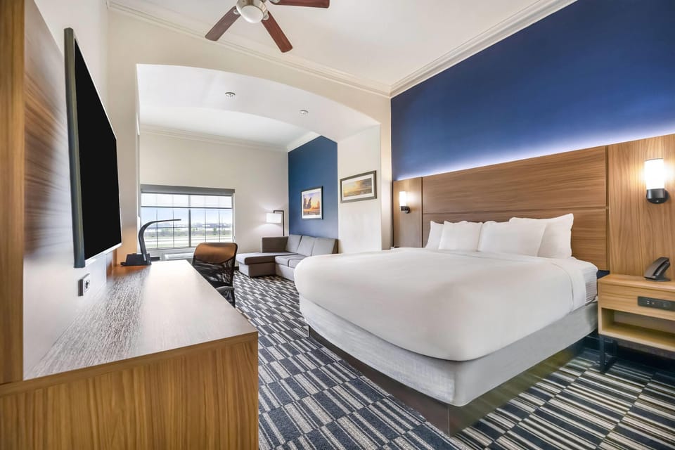 Deluxe Room, 1 King Bed, Non Smoking | Premium bedding, desk, laptop workspace, blackout drapes