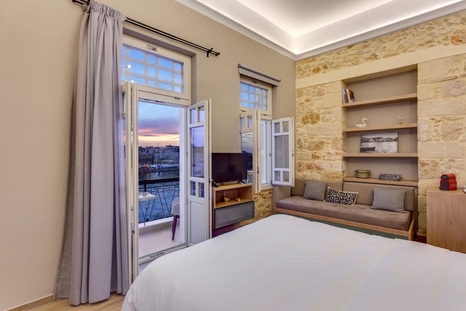 Studio Suite, Balcony, Harbor View | Egyptian cotton sheets, premium bedding, pillowtop beds, in-room safe
