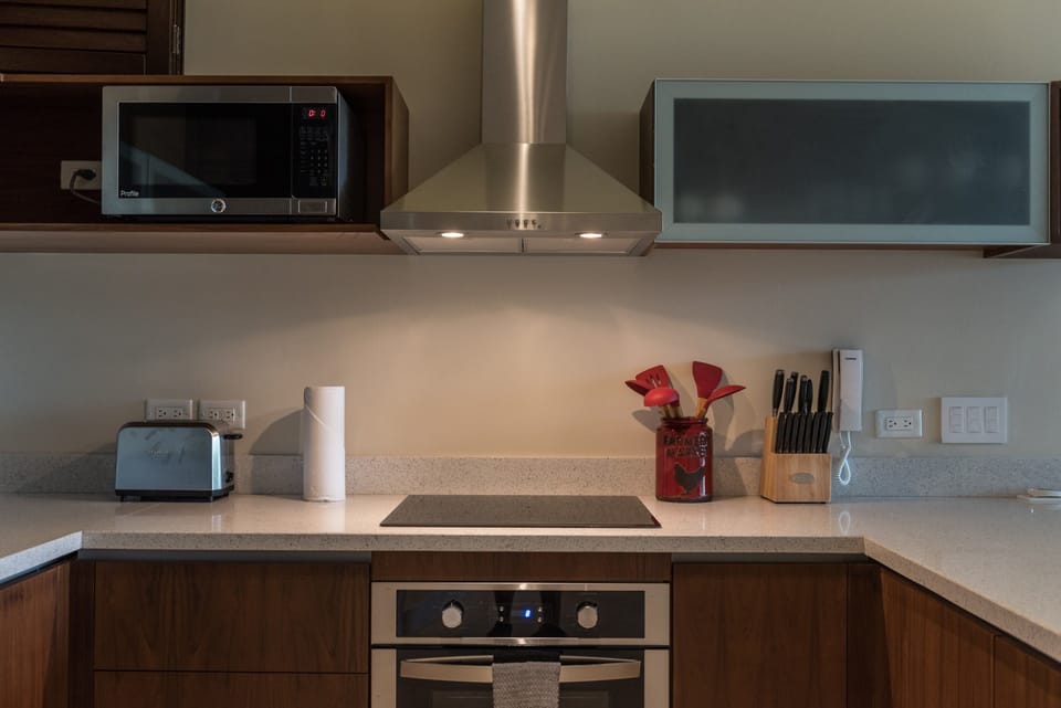 Apartment | Private kitchen | Fridge, oven, stovetop, coffee/tea maker