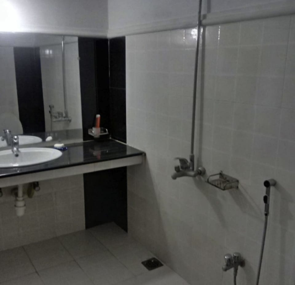 Shower, rainfall showerhead, free toiletries, slippers