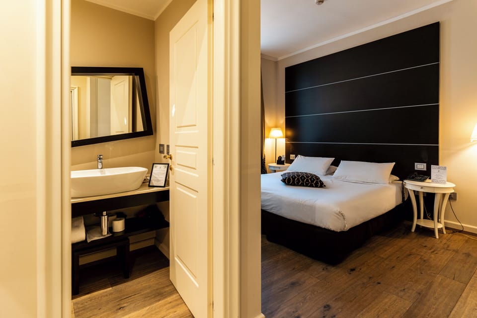 Double or Twin Room | Minibar, in-room safe, desk, blackout drapes