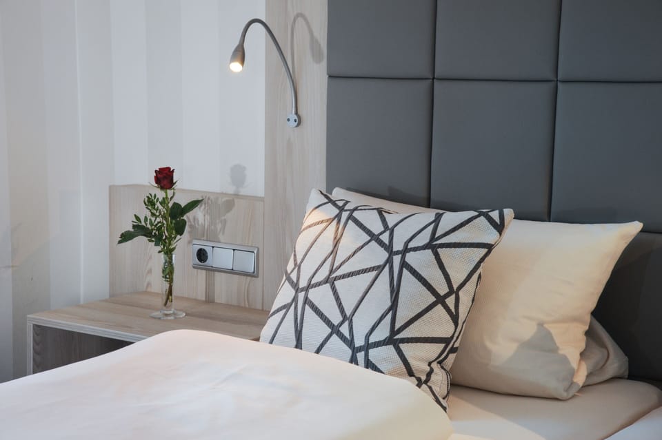 Junior Studio Suite | Desk, WiFi (free), bed sheets