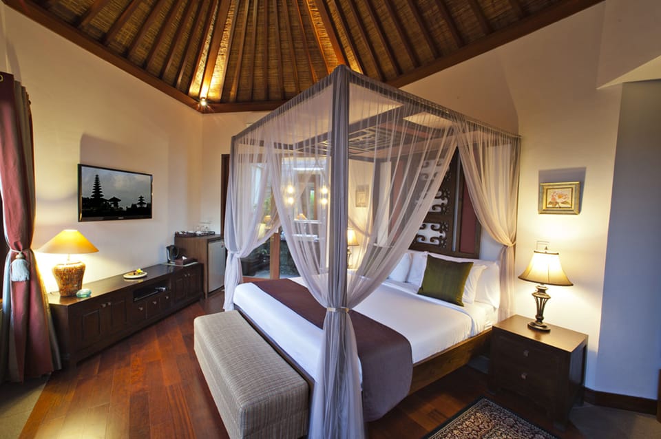 Suite, 1 Bedroom, Jetted Tub | Minibar, in-room safe, desk, free WiFi