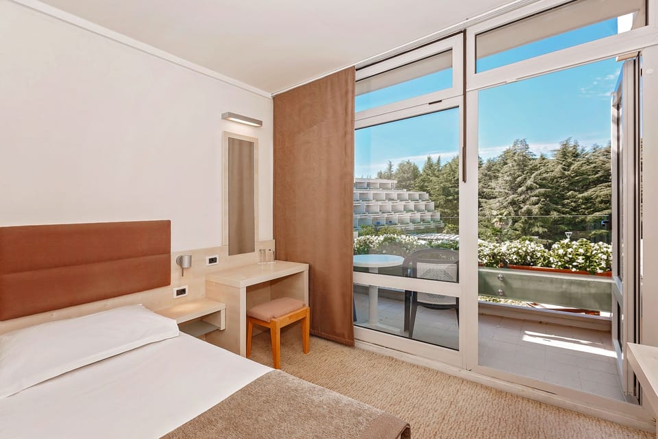 Superior room with balcony sea view | Desk, blackout drapes, free cribs/infant beds, free WiFi