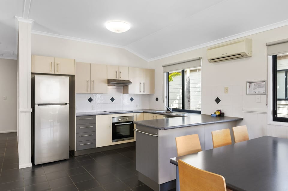 Deluxe 3 Bedroom Spa Cabin | Private kitchen | Coffee/tea maker, microwave, toaster