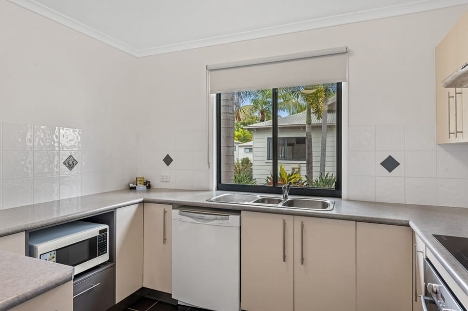 Deluxe 3 Bedroom Cabin - Sleeps 8 | Private kitchen | Coffee/tea maker, microwave, toaster