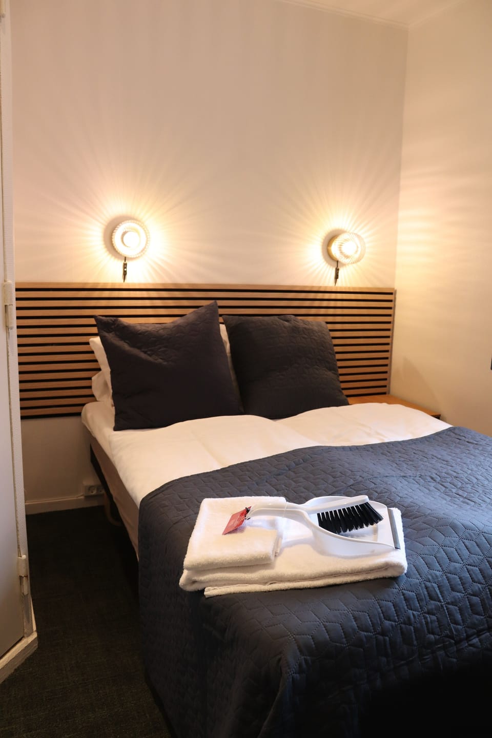 Economy Room (Bed 140cm) | Hypo-allergenic bedding, desk, iron/ironing board, free WiFi