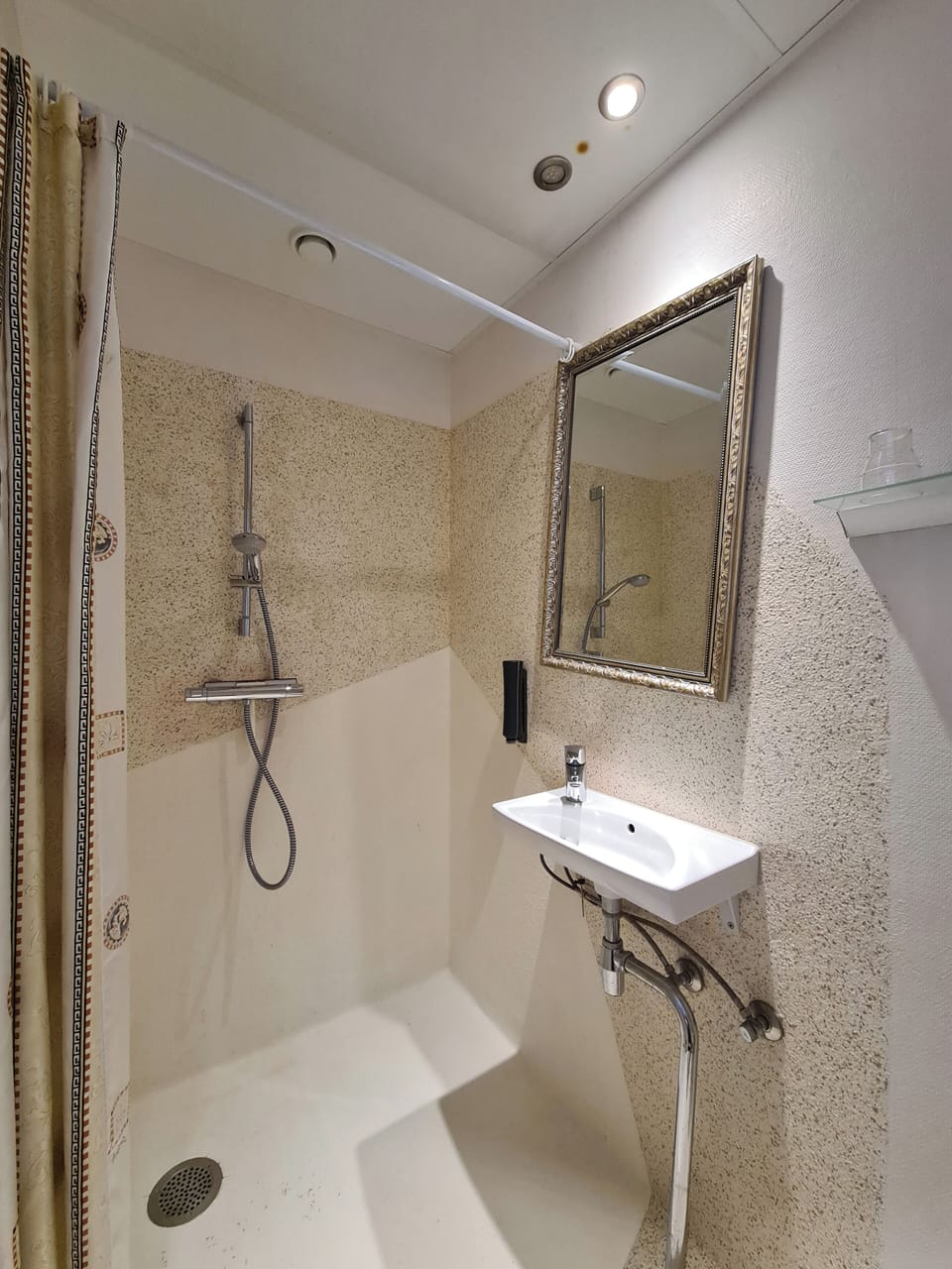 Economy Room (Bed 140cm) | Bathroom | Shower, hair dryer, towels