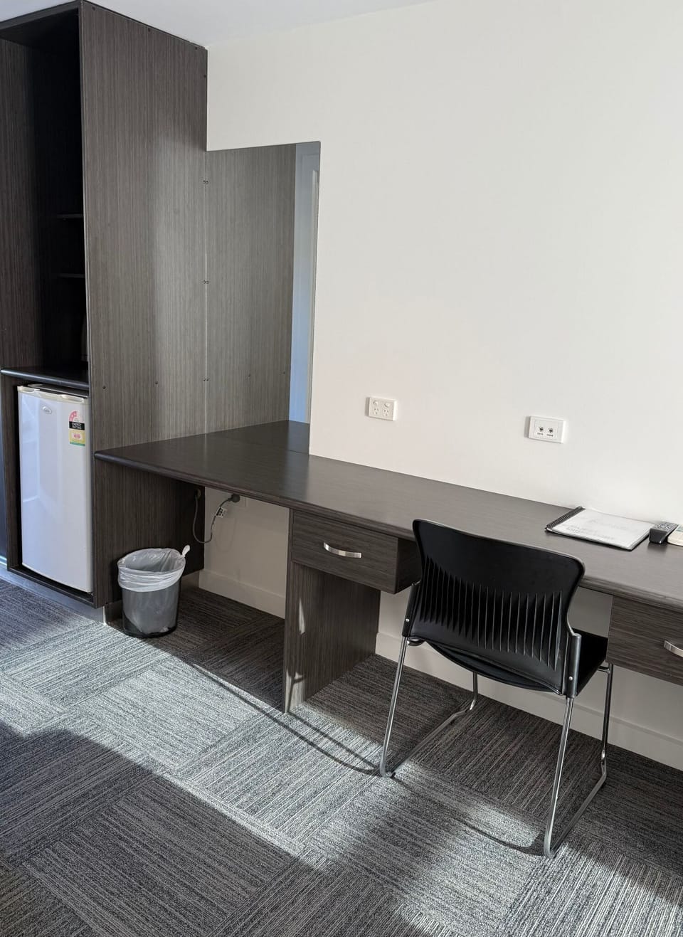 Iron/ironing board, bed sheets