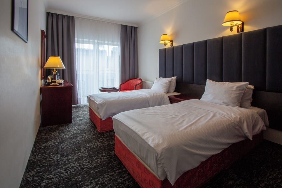Twin Room | In-room safe, desk, laptop workspace, blackout drapes