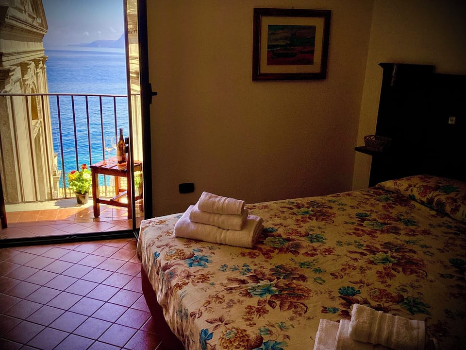 Standard Double Room, Sea View | Minibar, in-room safe, desk, cribs/infant beds