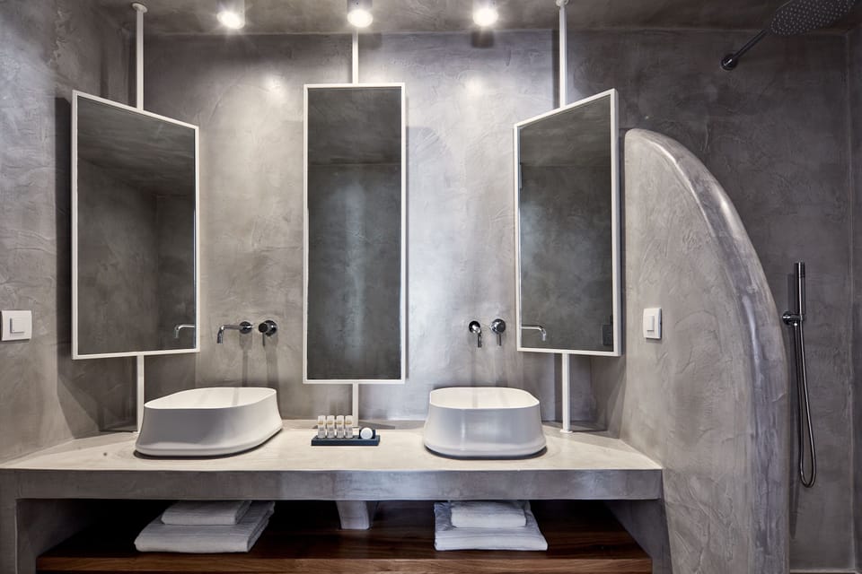 Executive Suite, Hot Tub | Bathroom | Shower, rainfall showerhead, free toiletries, hair dryer