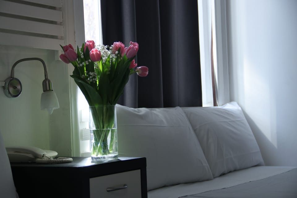 Comfort Triple Room, Private Bathroom (2 letti matrimoniali) | Down comforters, minibar, desk, blackout drapes