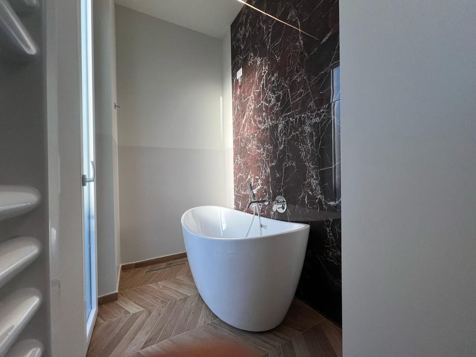 Superior Double Room | Bathroom | Shower, rainfall showerhead, free toiletries, hair dryer