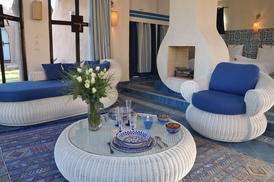 Comfort Suite | Living area | LCD TV, fireplace, DVD player
