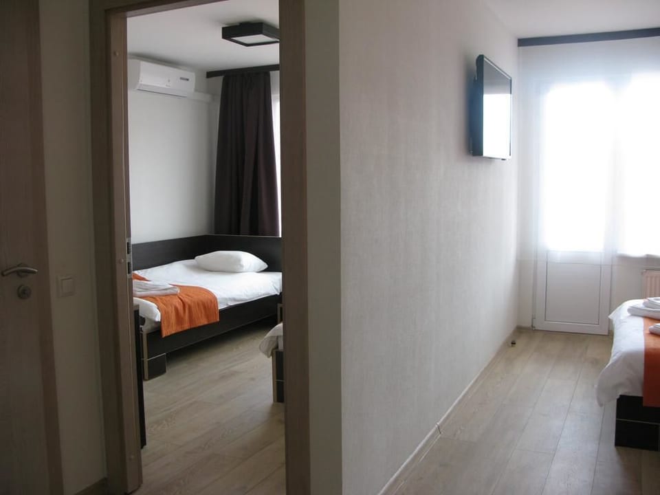 2 bedrooms, free cribs/infant beds, free WiFi