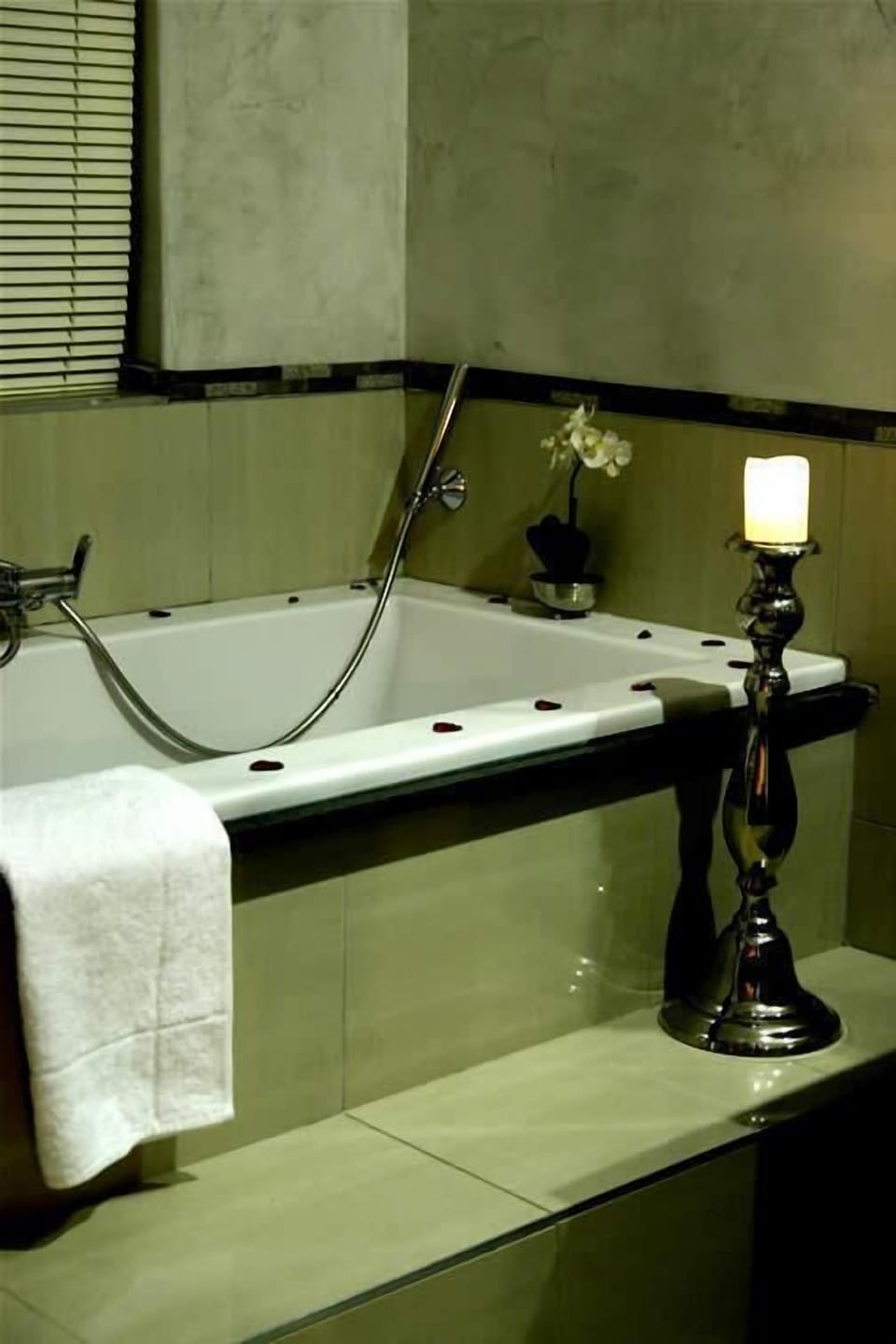 Deep soaking bathtub