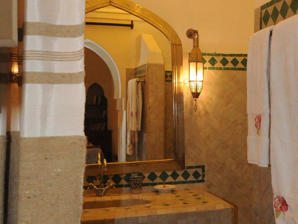 Junior Suite (Bedouine) | Bathroom | Rainfall showerhead, free toiletries, hair dryer, slippers